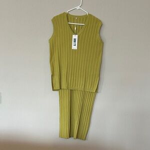New 2-Piece Sleeveless Ribbed Knit Set in Chartruesse, size M